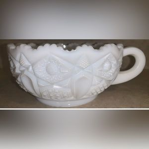 LE Smith Milkglass Starburst 5 1/4” diameter‎ X 2 1/2” Handled Nappy Vintage